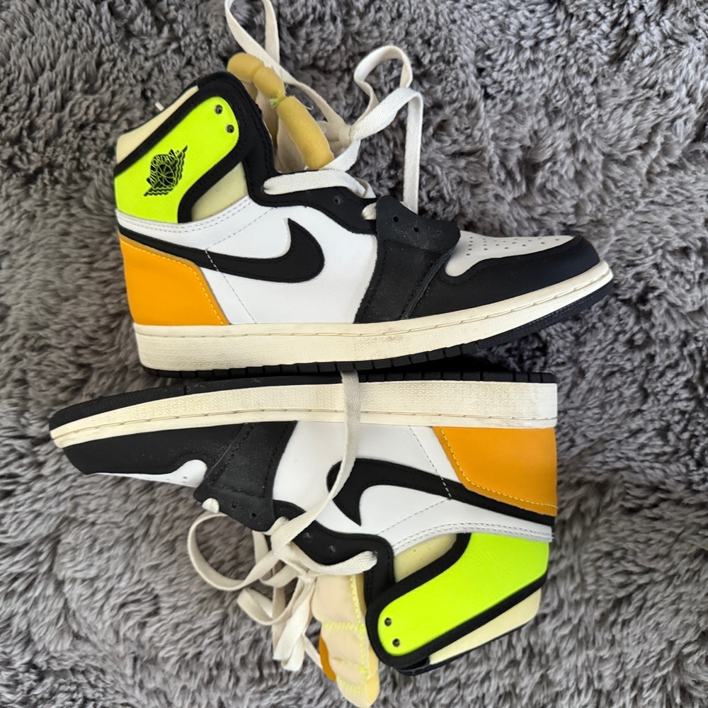 Jordan 1 Retro High OG- White Black Volt University Gold